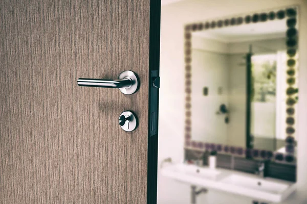 Door with doorknob and key — Stock Photo, Image