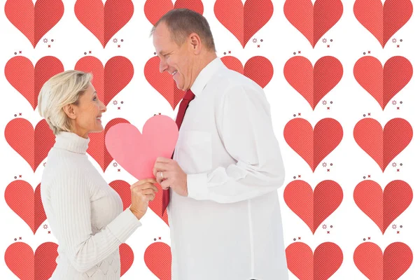 Casal mais velho segurando forma do coração — Fotografia de Stock