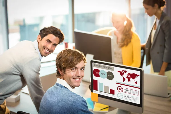 Hommes d'affaires souriant au bureau — Photo