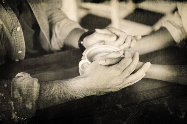 Paar hand in hand — Stockfoto