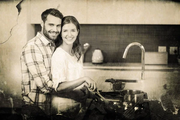 Jovem casal enquanto prepara comida — Fotografia de Stock