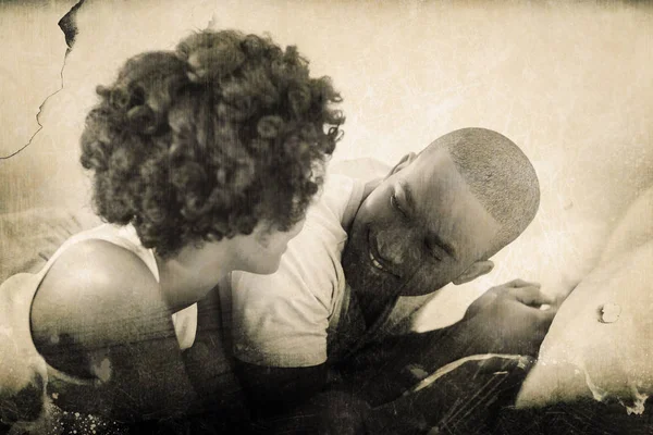 Smiling couple lying on bed — Stok Foto