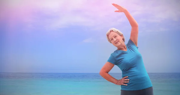 Senior mulher se exercitando na praia — Fotografia de Stock