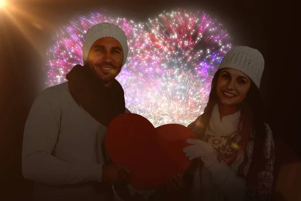 Casal segurando papel coração — Fotografia de Stock