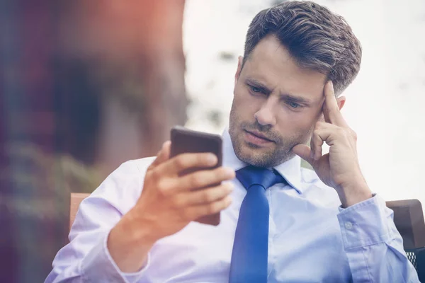 Strnula podnikatel pomocí mobilního telefonu — Stock fotografie