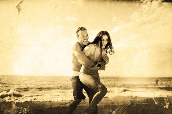 Brincalhão casal desfrutando na praia — Fotografia de Stock