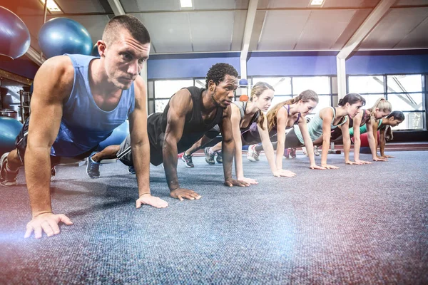 Fitte Menschen trainieren im Fitnesskurs — Stockfoto