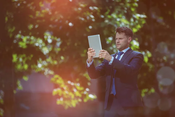 Vista de bajo ángulo del hombre de negocios utilizando tableta digital — Foto de Stock