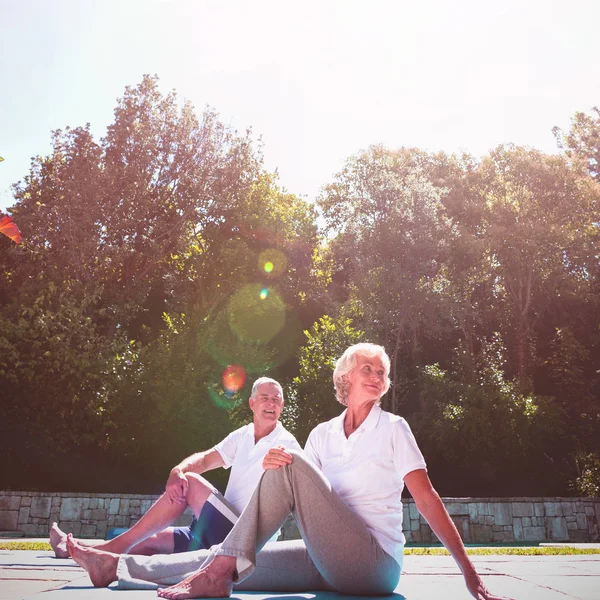 Seniorenpaar übt am Pool — Stockfoto