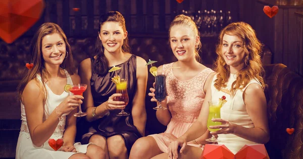 Freunde mit Cocktailgläsern — Stockfoto