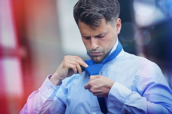 Stilig affärsman justera sin slips — Stockfoto