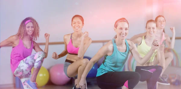 Grupo de mujeres que realizan aeróbicos — Foto de Stock