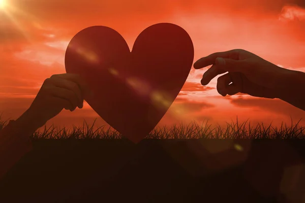 Couple holding a heart — Stock Photo, Image