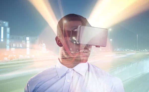 Homem vestindo simulador de realidade virtual contra fundo branco — Fotografia de Stock