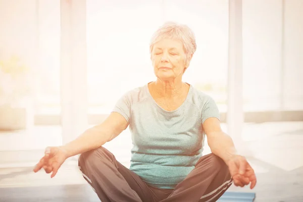 Kadın evde Yoga gerçekleştirme — Stok fotoğraf