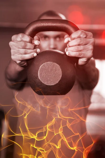 Uomo sollevamento kettlebell — Foto Stock