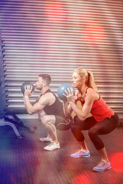 Pareja haciendo ejercicio de pelota —  Fotos de Stock