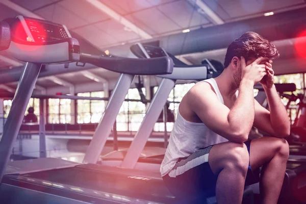 Müder Mann sitzt auf Laufband — Stockfoto