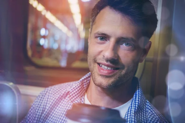 Портрет человека, путешествующего в поезде — стоковое фото