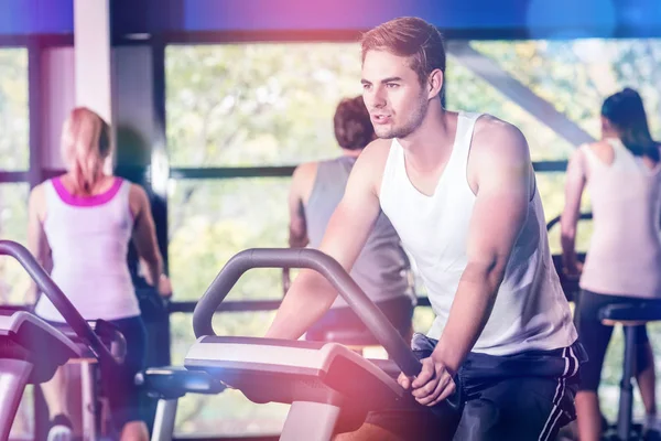 Fit hombre haciendo bicicleta estática — Foto de Stock