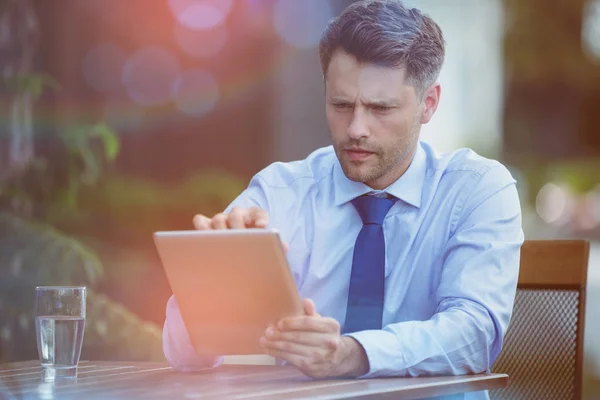 Verward zakenman met behulp van digitale tablet — Stockfoto