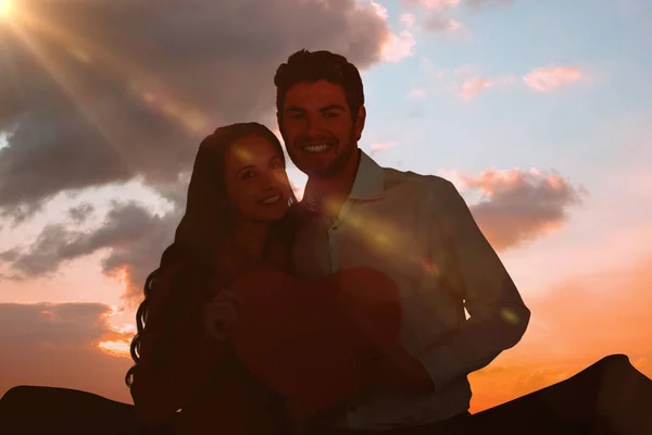 Couple holding paper heart — Stock Photo, Image