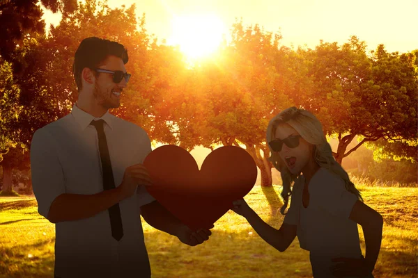 Pareja sosteniendo corazón rojo — Foto de Stock