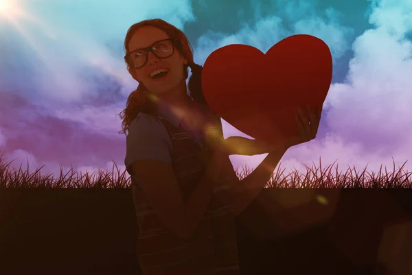 Kalp kartı tutan hipster kadın — Stok fotoğraf