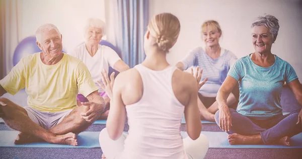 Yoga yaşlılar ile gerçekleştirme eğitmen — Stok fotoğraf