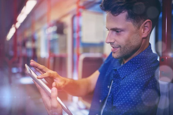 Close up de homem bonito usando tablet digital no trem — Fotografia de Stock