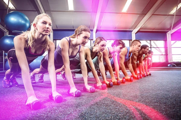 Clase de fitness en posición de tablón con mancuernas — Foto de Stock