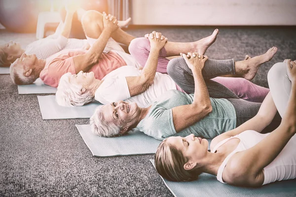 Yoga yaşlılar ile gerçekleştirme eğitmen — Stok fotoğraf