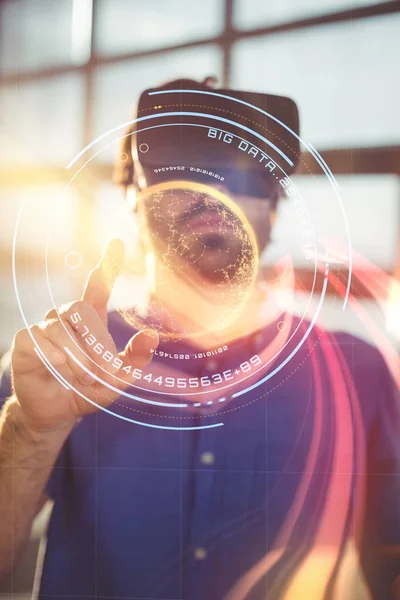 Mannelijke zakenman met behulp van virtual reality headset — Stockfoto