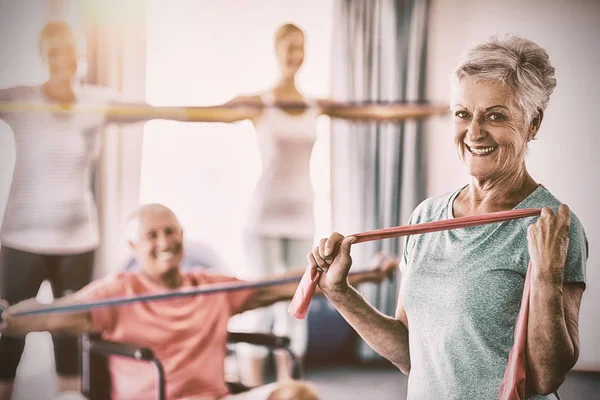 Aînés faisant de l'exercice avec des bandes d'étirement — Photo