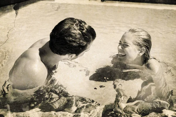 Heureux couple rire dans la piscine — Photo