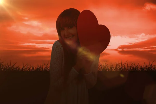 Mujer con un gran corazón rojo — Foto de Stock