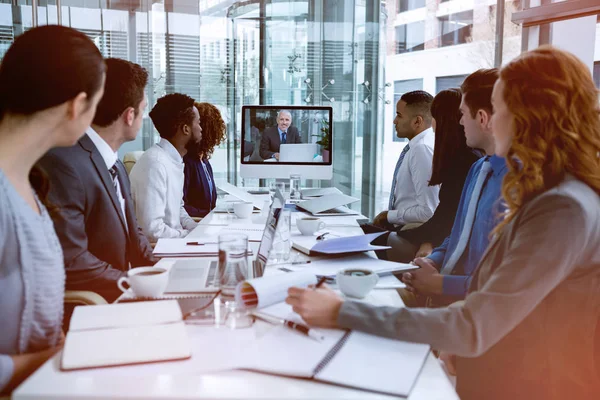 Люди смотрят на экран во время видеоконференции — стоковое фото