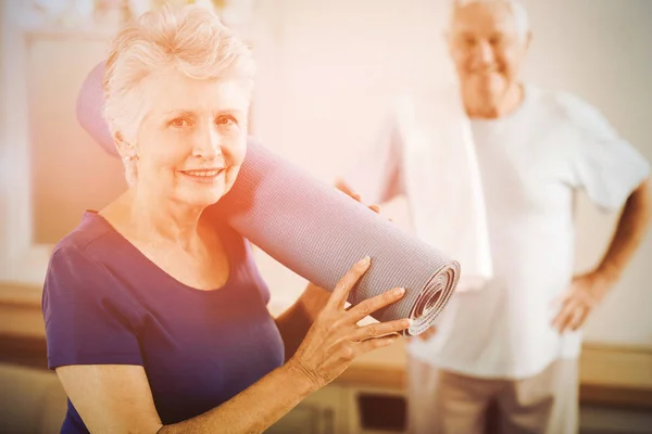 Senior couple packing up after workout — Stock Photo, Image