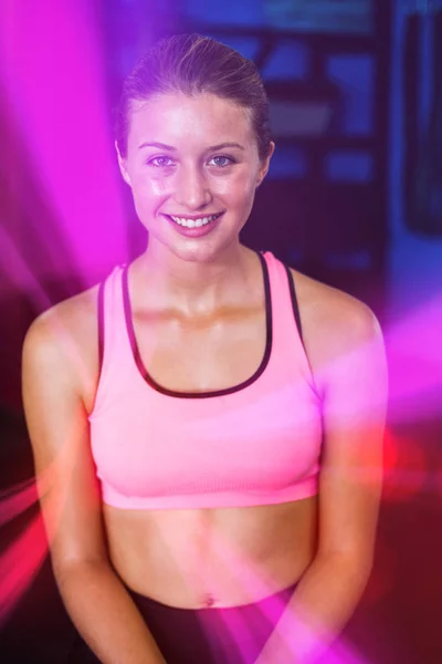 Porträt einer fit lächelnden Frau im Fitnessstudio — Stockfoto