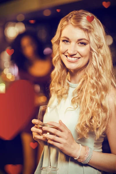 Mujer rubia alegre contra los corazones — Foto de Stock