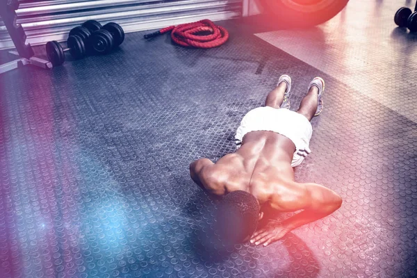 Muskulös man gör push up — Stockfoto