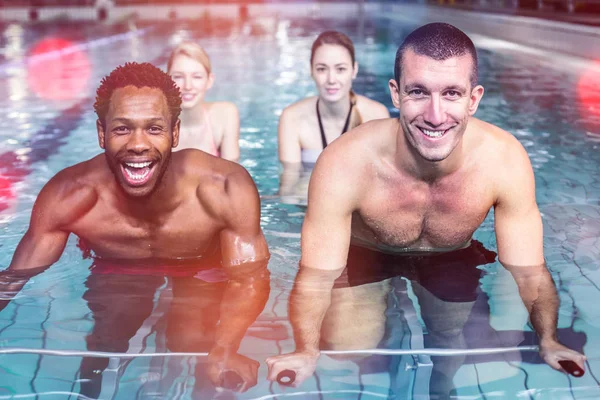 Adatto alle persone in bicicletta in piscina — Foto Stock