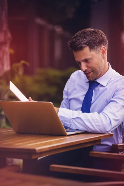 Empresário feliz usando laptop e tablet digital — Fotografia de Stock