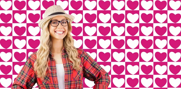 Hinreißende blonde Hipster mit Händen auf Hüften — Stockfoto