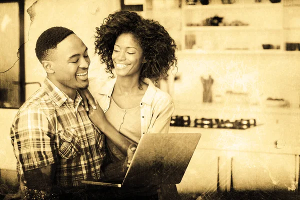 Dizüstü bilgisayar kullanan mutlu genç Çift — Stok fotoğraf