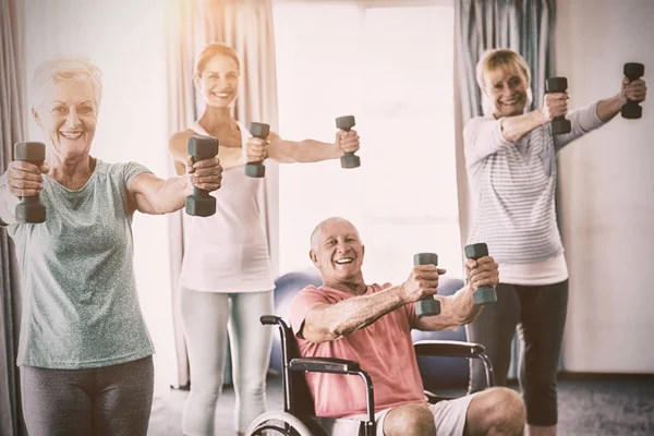 Personas mayores que hacen ejercicio con pesas — Foto de Stock