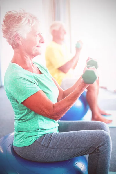 Vârstnici folosind mingea de exerciții și greutăți — Fotografie, imagine de stoc