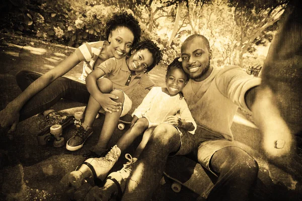 Портрет щасливої сім'ї в парку — стокове фото