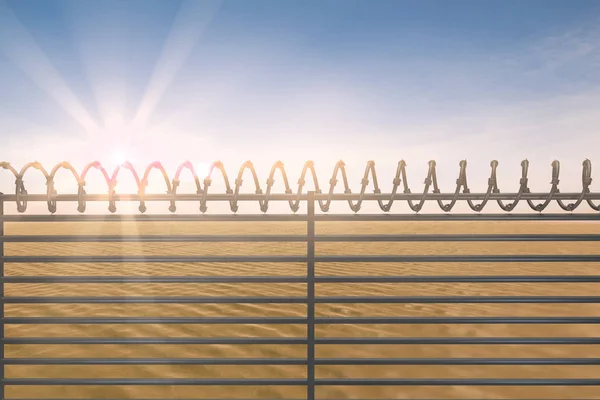 Колючая проволока на заборе — стоковое фото