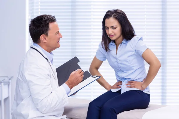 Patiënt die lijdt aan buikpijn tijdens het overleg met arts — Stockfoto